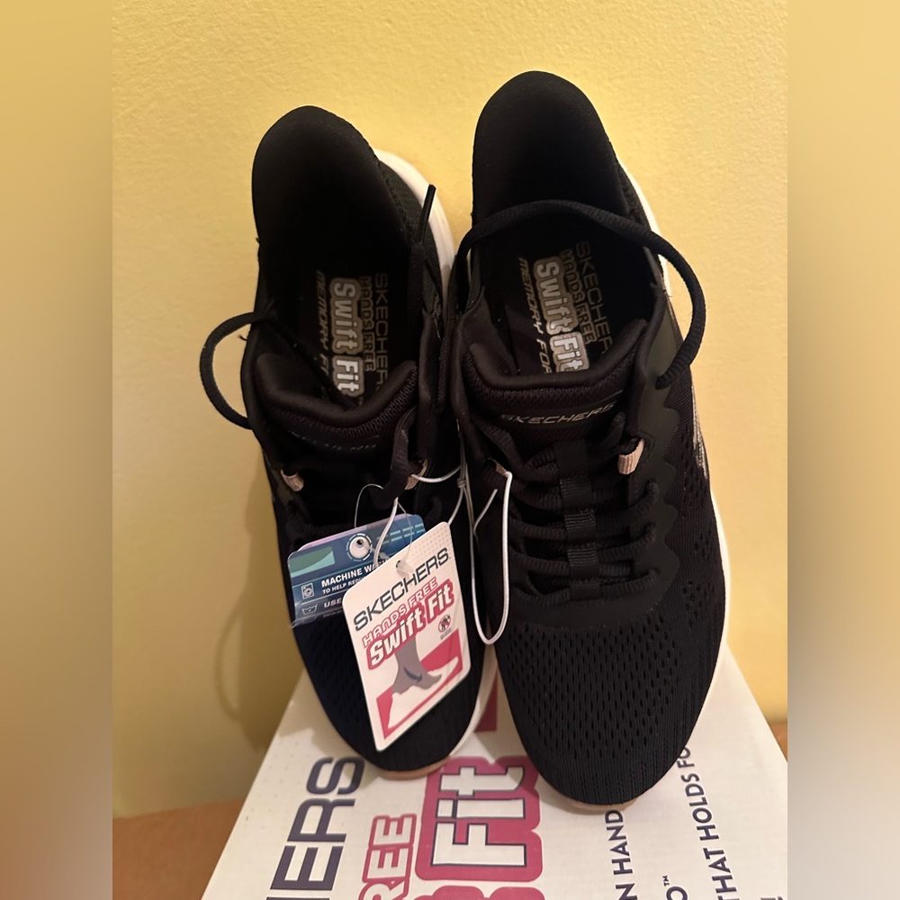 Skechers women’s Black Sneakers new! Size 7.5 - Picture 3 of 6